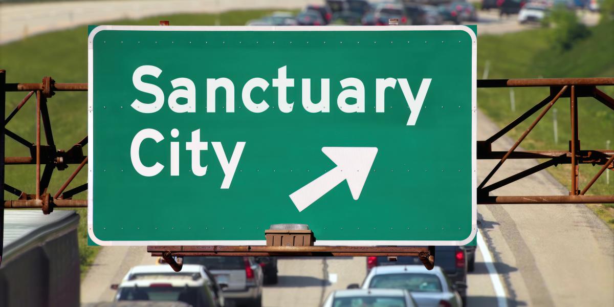 Crítica a políticas de "ciudades santuario" y su impacto en el emprendimiento migrante